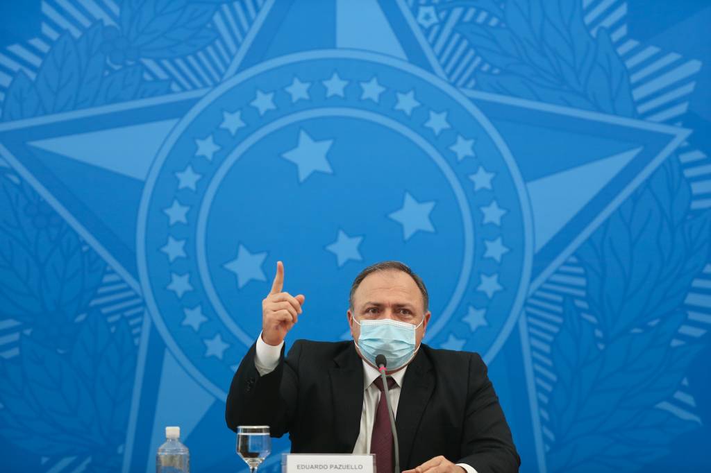 Ex-ministro Eduardo Pazuello sofre acidente de moto no Rio