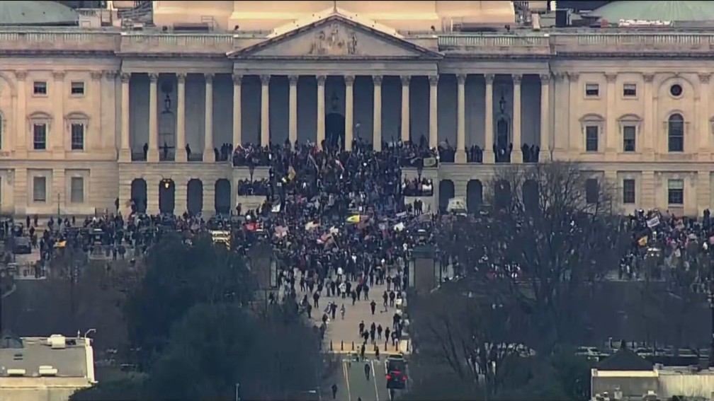 Apoiadores de Trump invadem Congresso dos EUA; mulher é baleada, diz TV