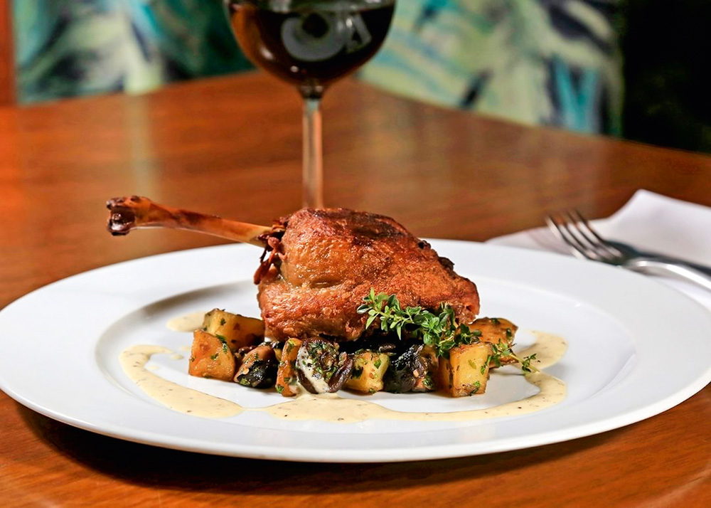 Confit de pato: na companhia de molho de mostarda, cogumelos e batata