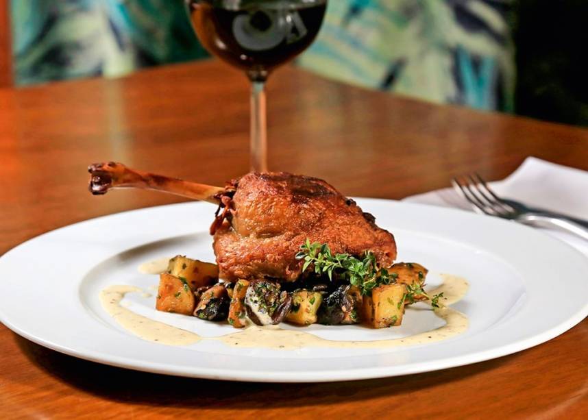 Confit de pato ao molho de mostarda: com cogumelos e batata Confit de pato ao molho de mostarda: com cogumelos e batata