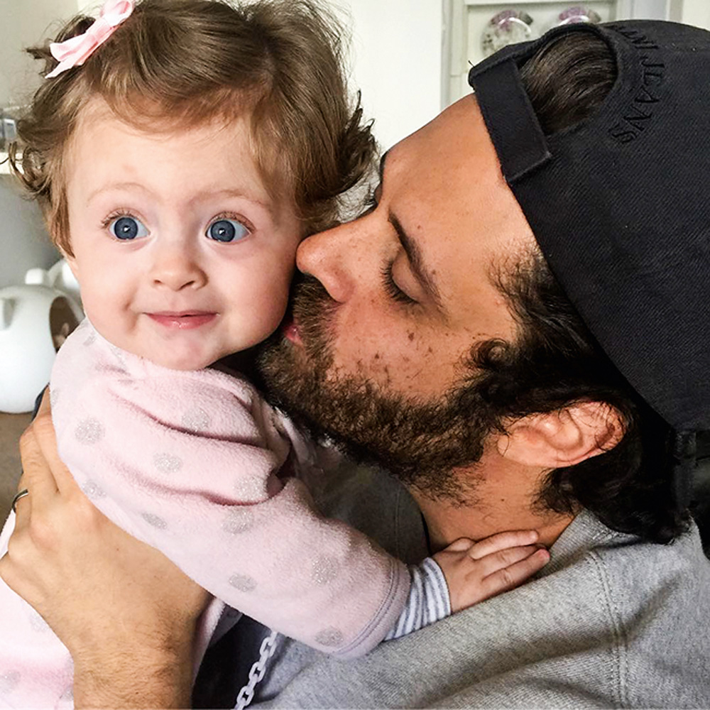 christian-valentina-nosso-louco-amor christian beija a filha valentina, que sorri