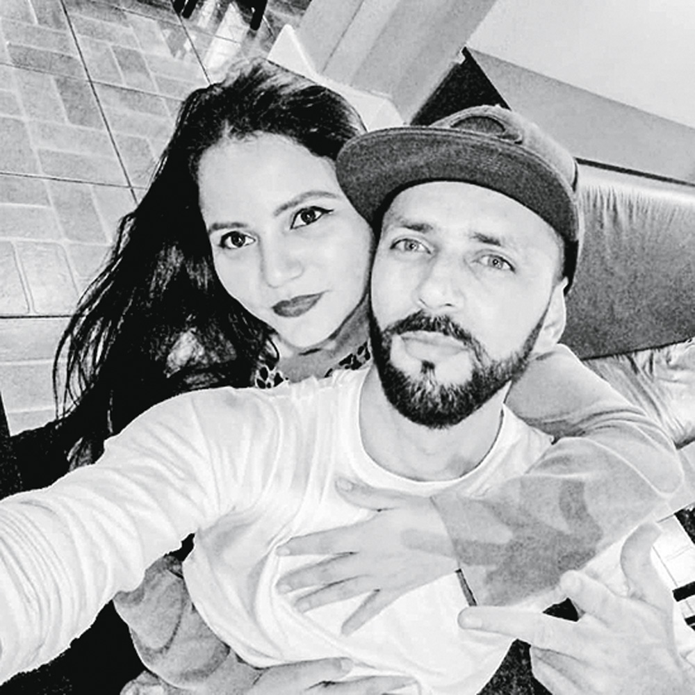 “Minha noiva foi para o céu depois de ter dado à luz nossa filha” Imagem mostra o casal Renato Celestino e esposa Lilian abraçados posando para a selfie