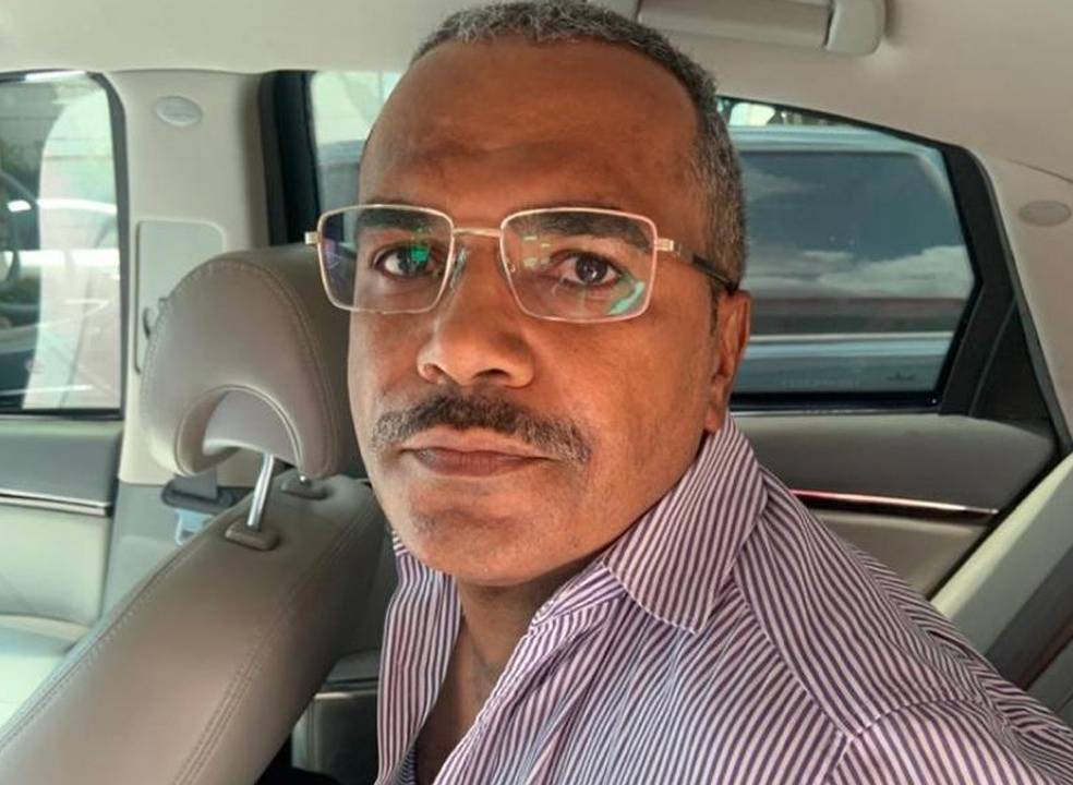 Charles Feliciano Batista, foto frontal, ele de óculos de grau