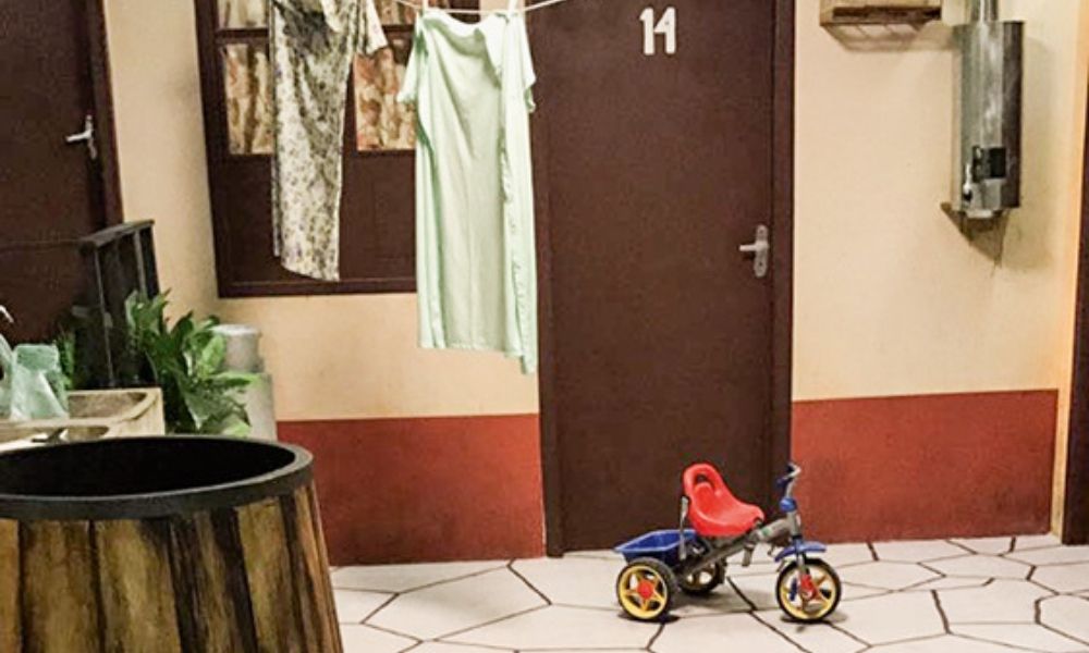 Foto mostra sala do jogo Escape60 chamada de Vila do Chaves, com elementos cenográficos da própria Vila do seriado