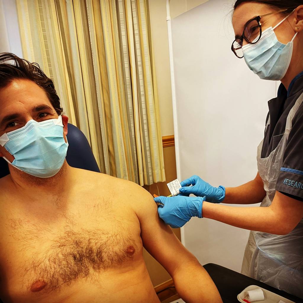 johnny mercer Imagem mostra o político britânico Johhny Mercer sem camisa tomando vacina contra a Covid-19