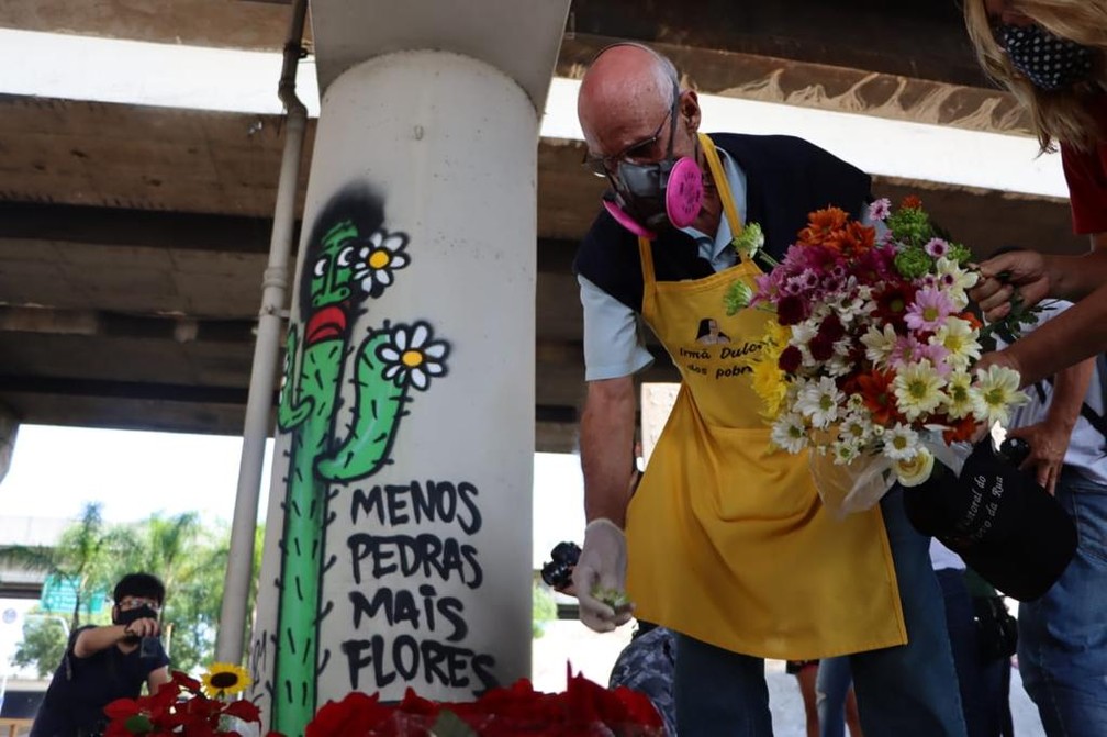 Padre Júlio Lancelotti coloca flores no lugar de pedras sob viadutos