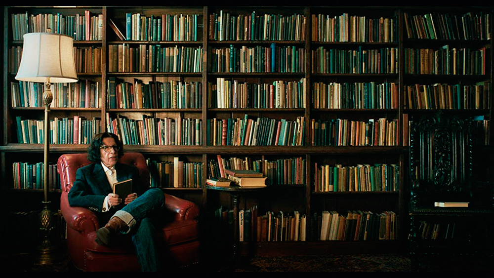 Foto de Fran em uma biblioteca