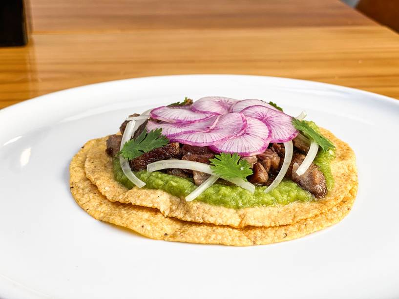 Taco de língua ao azeite de tutano: e maionese de jalapeño Taco de língua ao azeite de tutano: e maionese de jalapeño