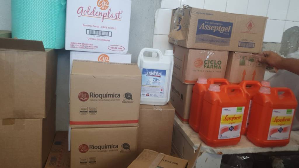 EMEF ESCOLA MUNICIPAL Imagem mostra equipamentos de limpeza empilhados em sala