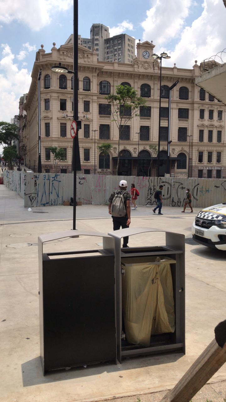 roubos lixeiras Imagem mostra lixeira que fica no calçadão da Avenida São João sem a parte traseira