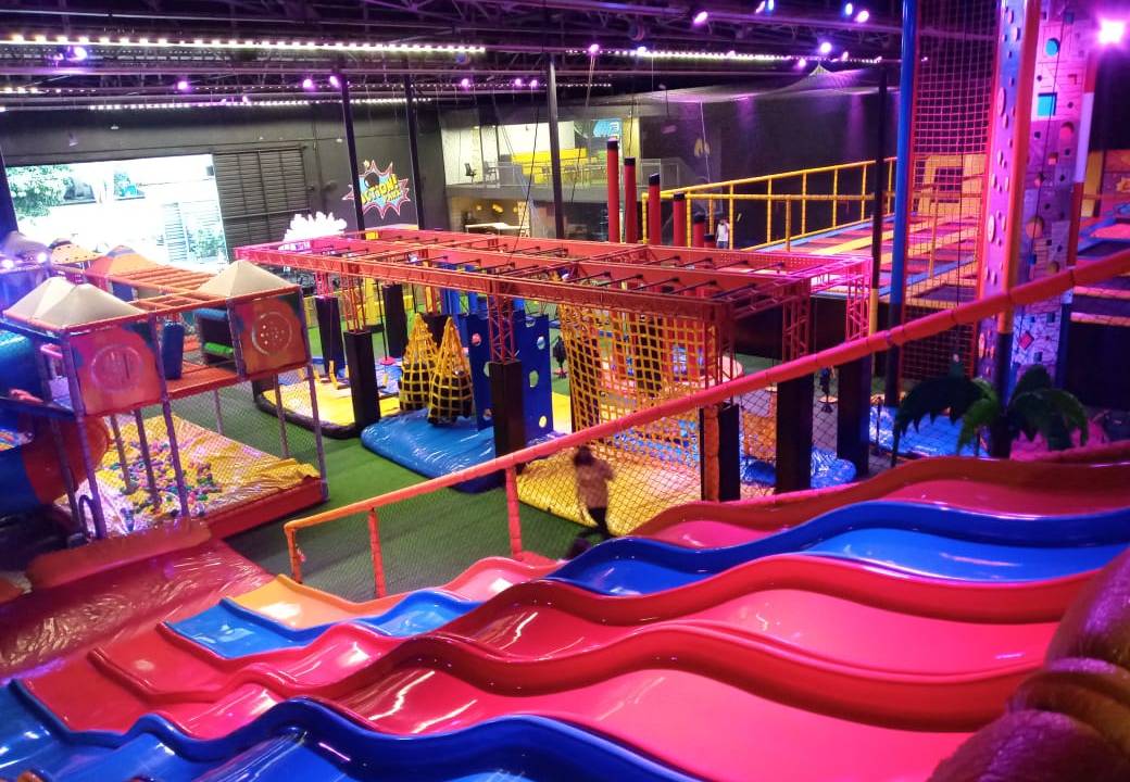 Imagem mostra o Action Park e brinquedões infantis