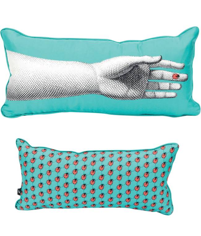 Relax de primeira: uma seleção de almofadas lindas e aconchegantes Almofada joaninha Fornasetti 100% seda. Farfetch.