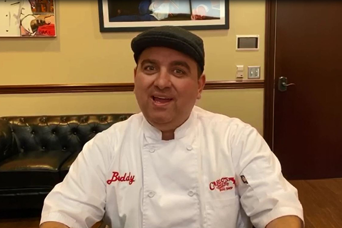Cake Boss presenteia Butantan com bolo decorado com seringa e coronavírus
