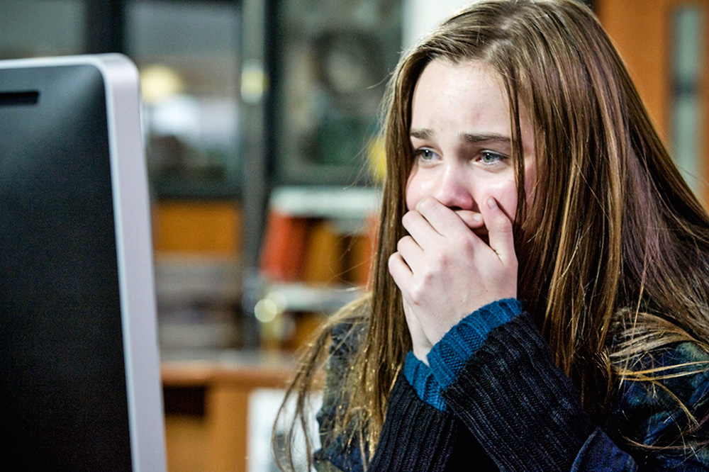 confiar.jpg menina chorando na frente do computador