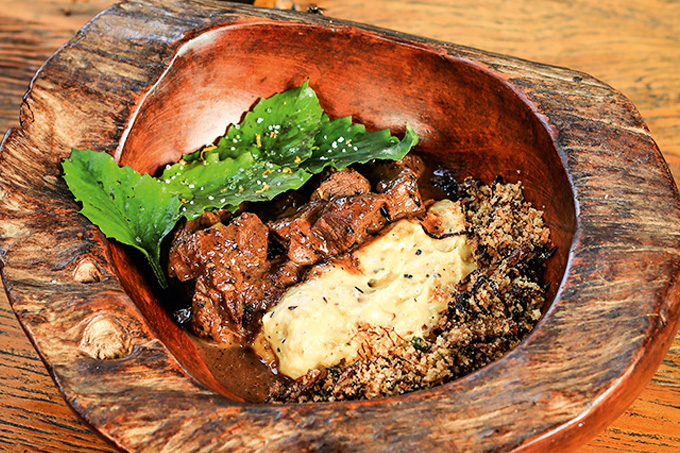 Entre as pedidas: carne de panela com especiarias, purê de batata, farofa de pão e azedinha ao limão-cravo