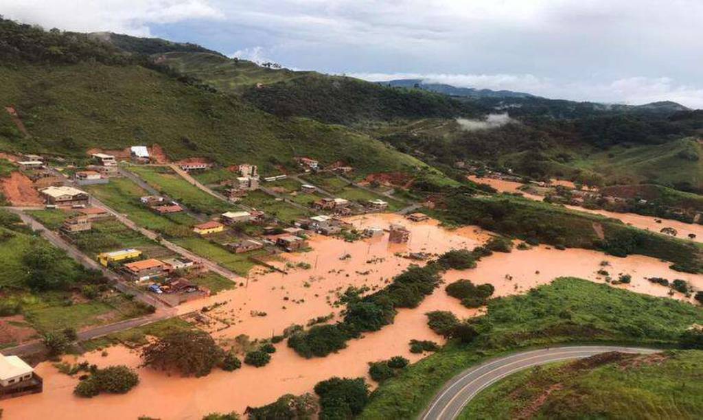 Chuva provoca alagamentos e deslizamentos