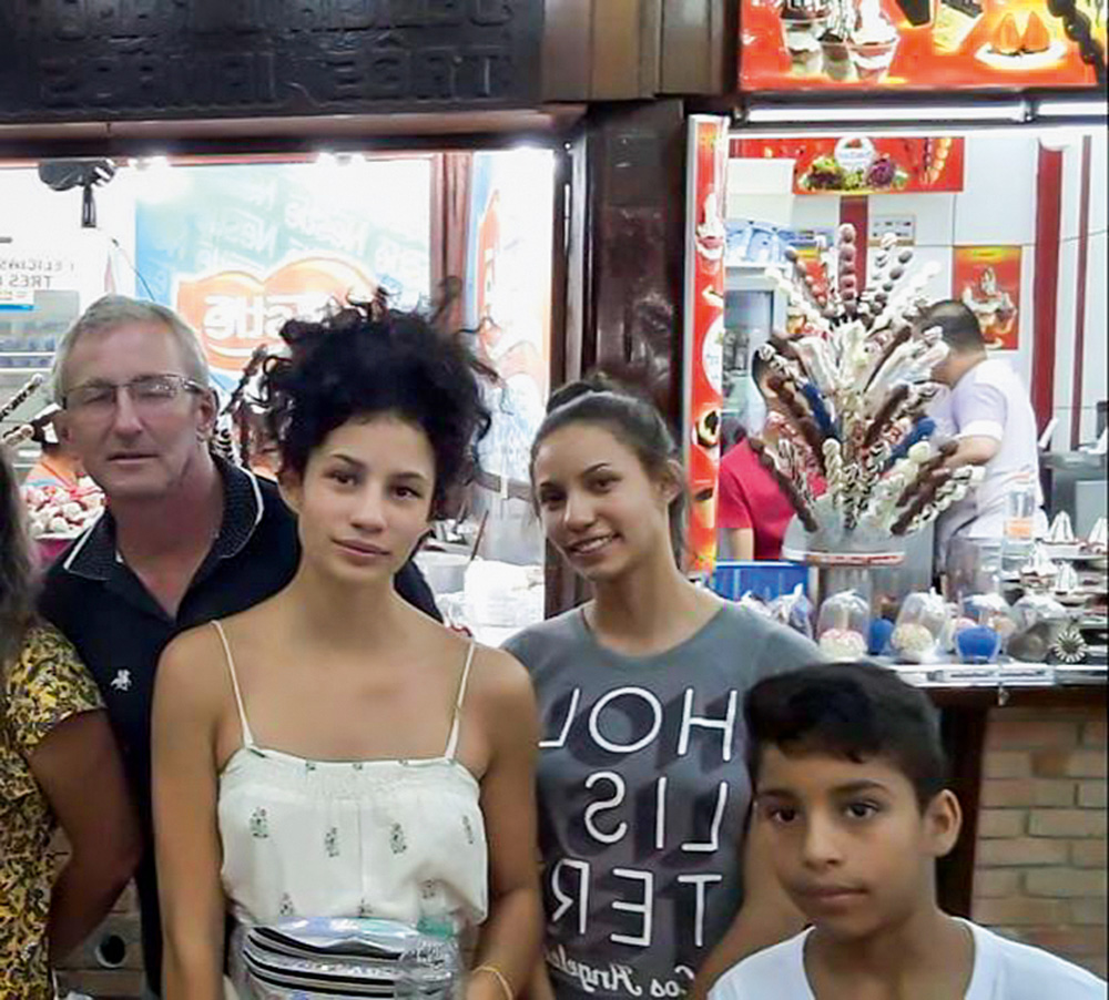 Acervo Pessoal.jpeg Ariane Aparecida com o pai, Anir, a irmã Tauane e sobrinho Pedro