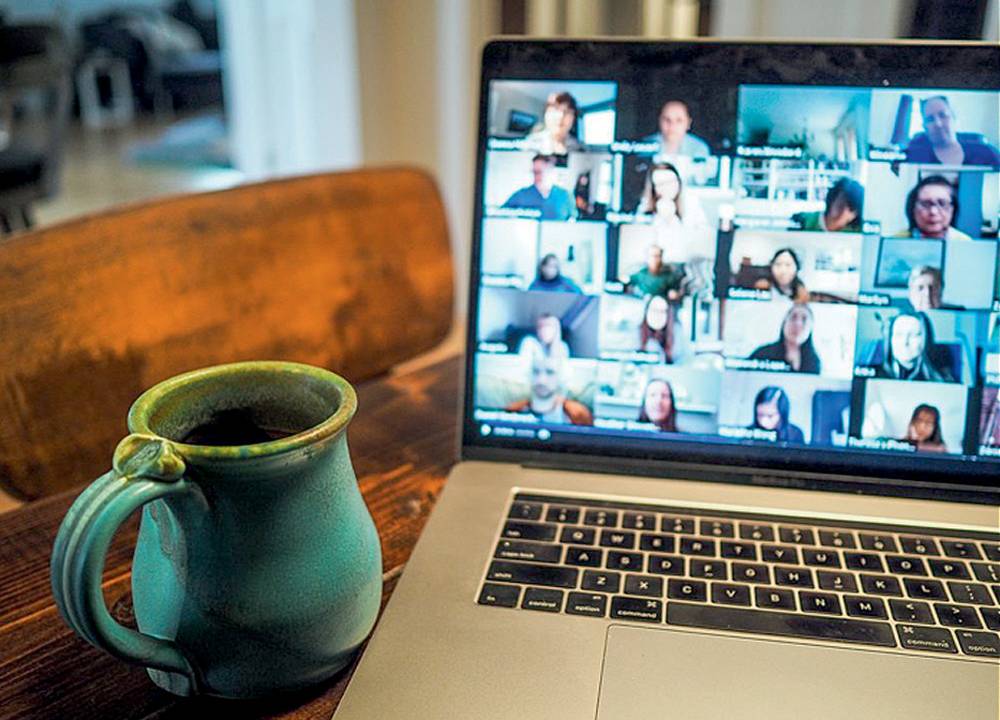 xícara de café ao lado de um notebook