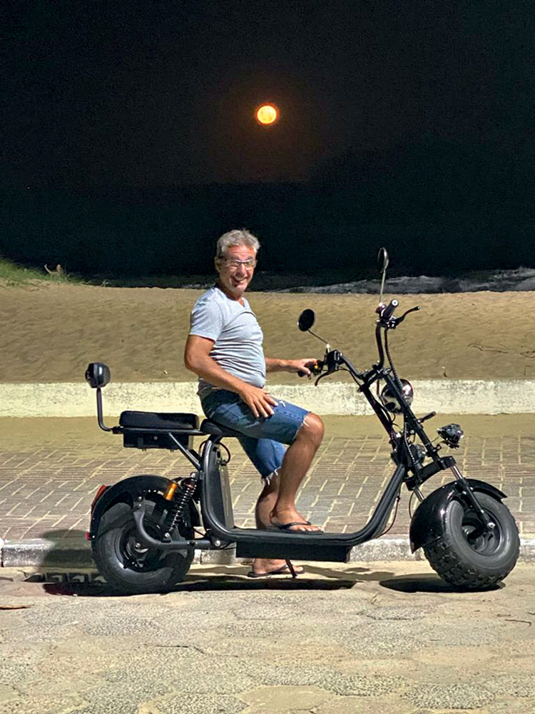 moto-eletrica-elcio.jpeg Elcio Nogueira e sua motoca sustentável