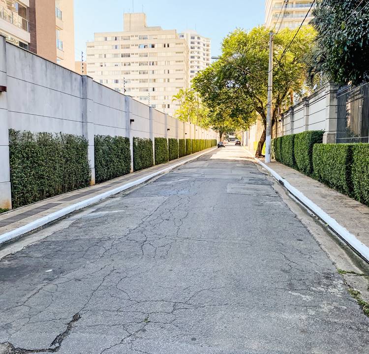 rua com muros nas calçadas