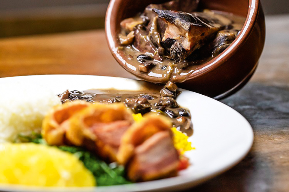 Feijoada aos s&aacute;bados: prato &eacute; encontrado tamb&eacute;m em vers&atilde;o light