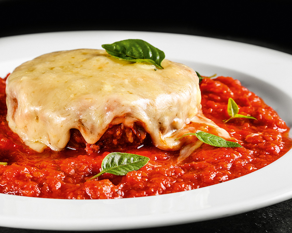 O cl&aacute;ssico polpettone: com mu&ccedil;arela e molho de tomate