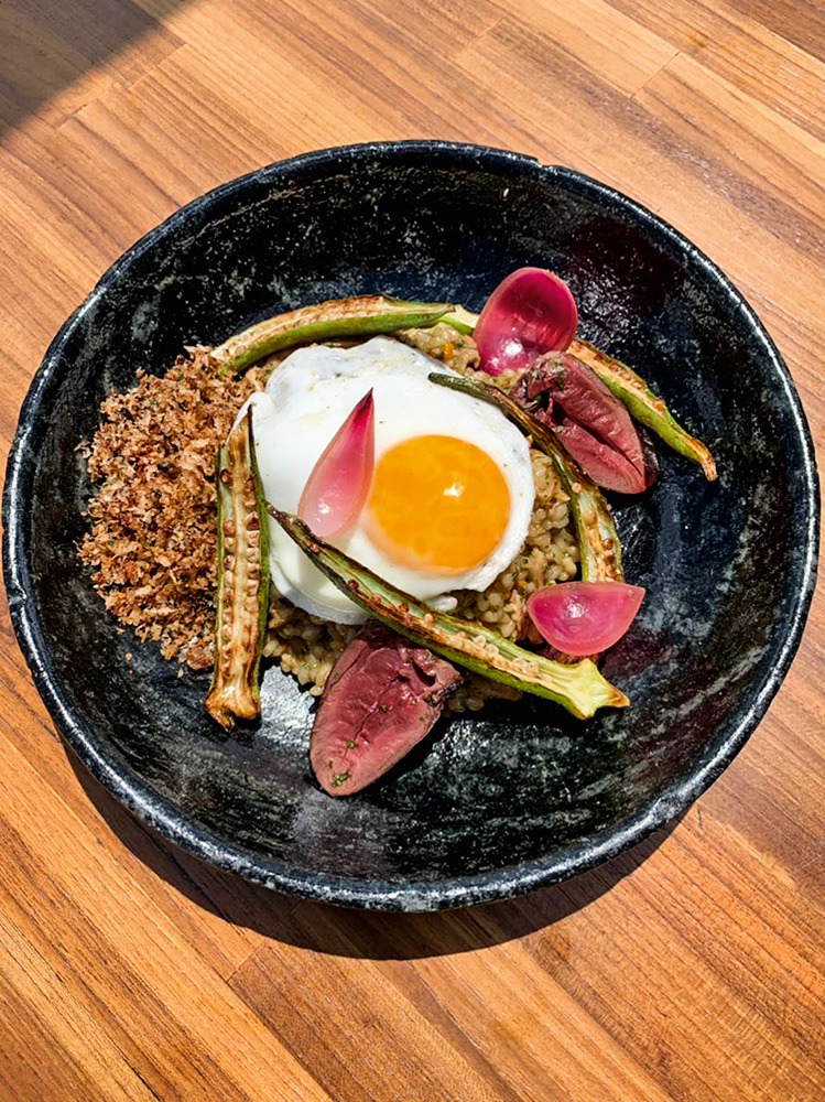 Arroz com frango caipira: com cora&ccedil;&atilde;o de pato, picles de cebola-roxa, ovo frito e farofa de presunto