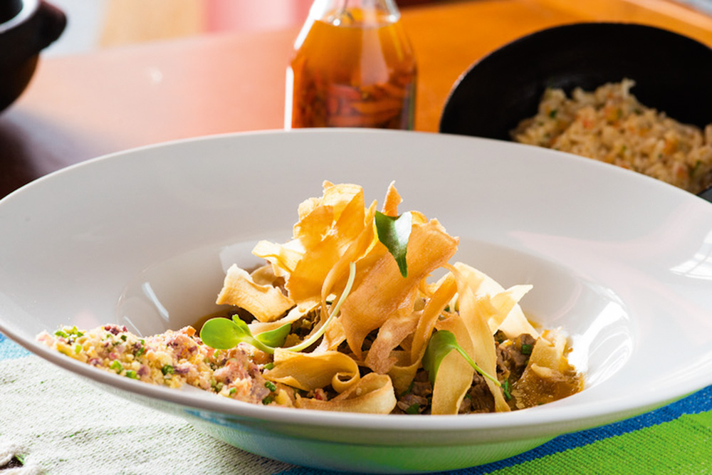 Picadinho com chips de mandioquinha: prato dispon&iacute;vel no delivery do Micaela