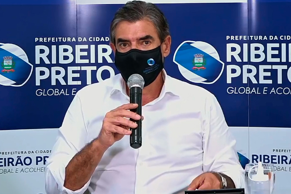Imagem mostra Duarte Nogueira durante coletiva de imprensa