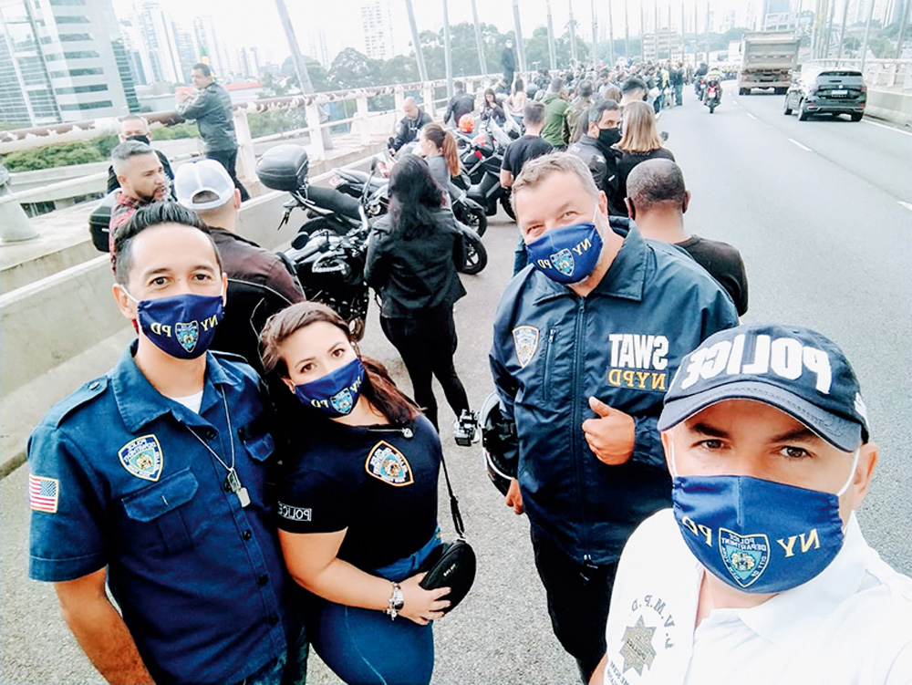 mistérios-eduardo-tai-amigos-esposa.jpg os amigos Dione Brito, Fábio Denzin e o casal Mariani Morandi e Eduardo Tai (da esquerda para a direita), posando para a foto