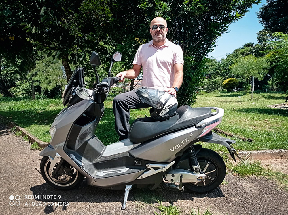moto-eletrica-pedro.jpg Pedro de Oliveira e sua scooter elétrica