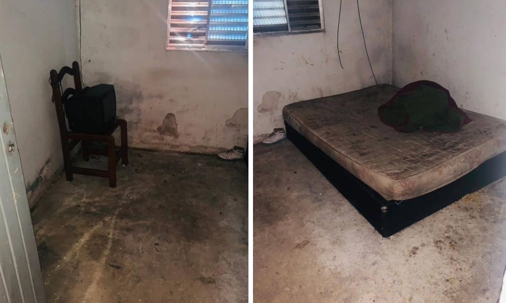 Quarto deteriorado onde o jovem estava preso. Nele só há uma cadeira, uma tv de tubo e um colchão