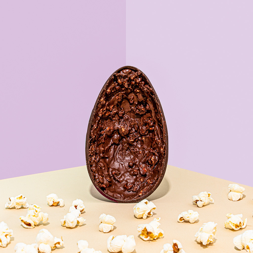 Pipoca caramelada no ovo de p&aacute;scoa: com cristais do sal ingl&ecirc;s Maldon