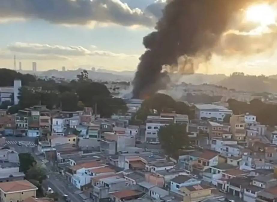 Galpão com obras de arte de Vik Muniz é destruído em incêndio