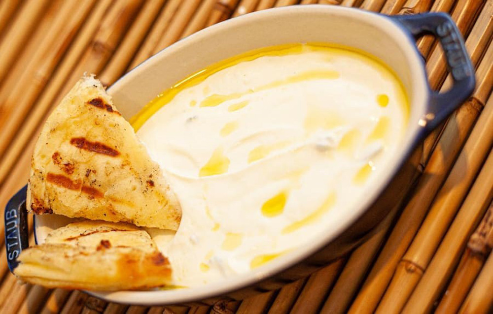 Tzatziki – Fotiá Fotiá: a pasta feita com iogurte temperado com alho e dill