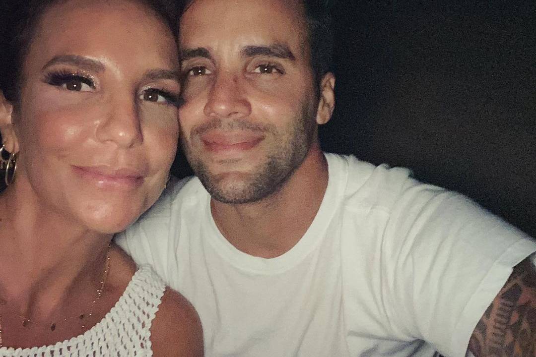 Imagem é uma selfie de Daniel com a cantora Ivete Sangalo
