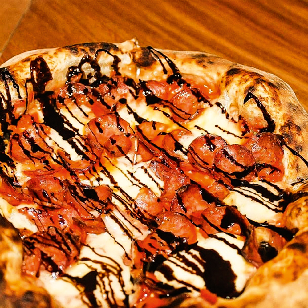 Divina Increnca – Dolce Diávola Pizza recheada de muçarela e salame picante, regada com redução de vinagre balsâmico