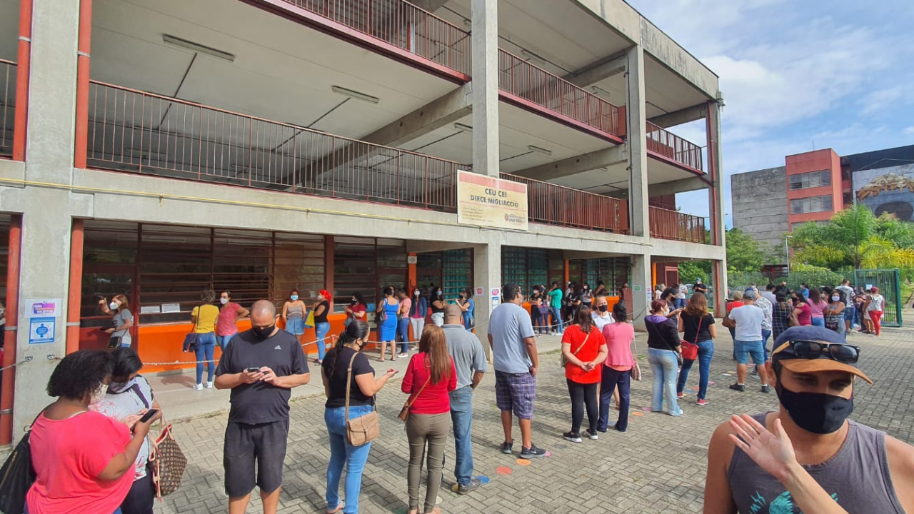 A imagem mostra fila de profissionais da educação esperando pela testagem