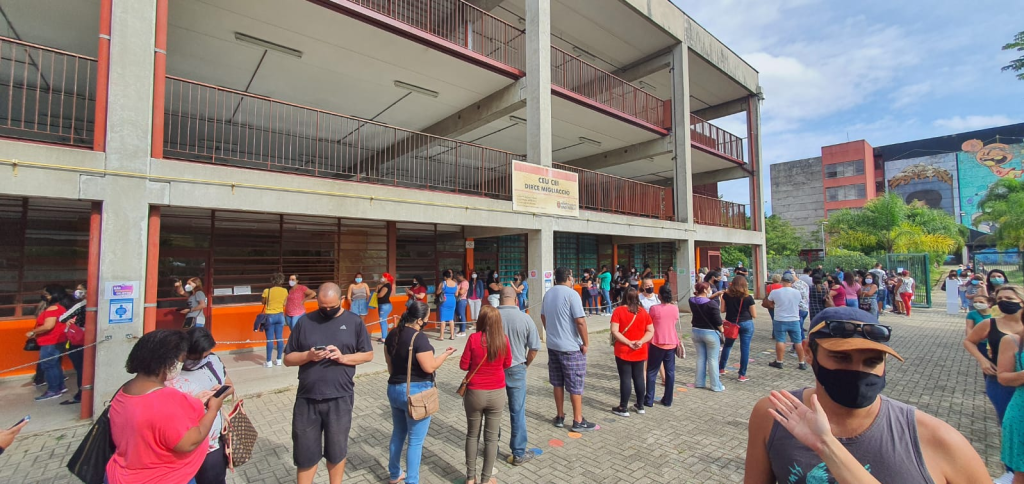 Covid: 1º dia de testes em professores tem filas gigantescas e aglomeração