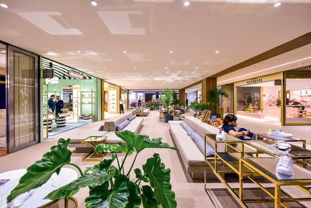 luxo-cj-shops.JPG Corredor do shopping CJ Shops