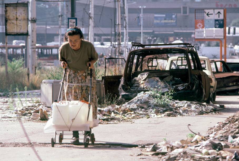 Crianças na rua, senhora buscando água e museu nacional: medo, escassez e destruição Crianças na rua, senhora buscando água e museu nacional: medo, escassez e destruição