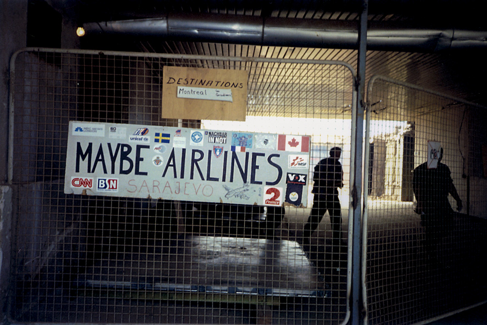 memórias-guerra-aeroporto aeroporto de sarajevo com placa escrito maybe airlines