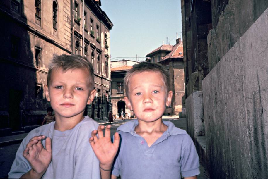 Crianças na rua, senhora buscando água e museu nacional: medo, escassez e destruição Crianças na rua, senhora buscando água e museu nacional: medo, escassez e destruição