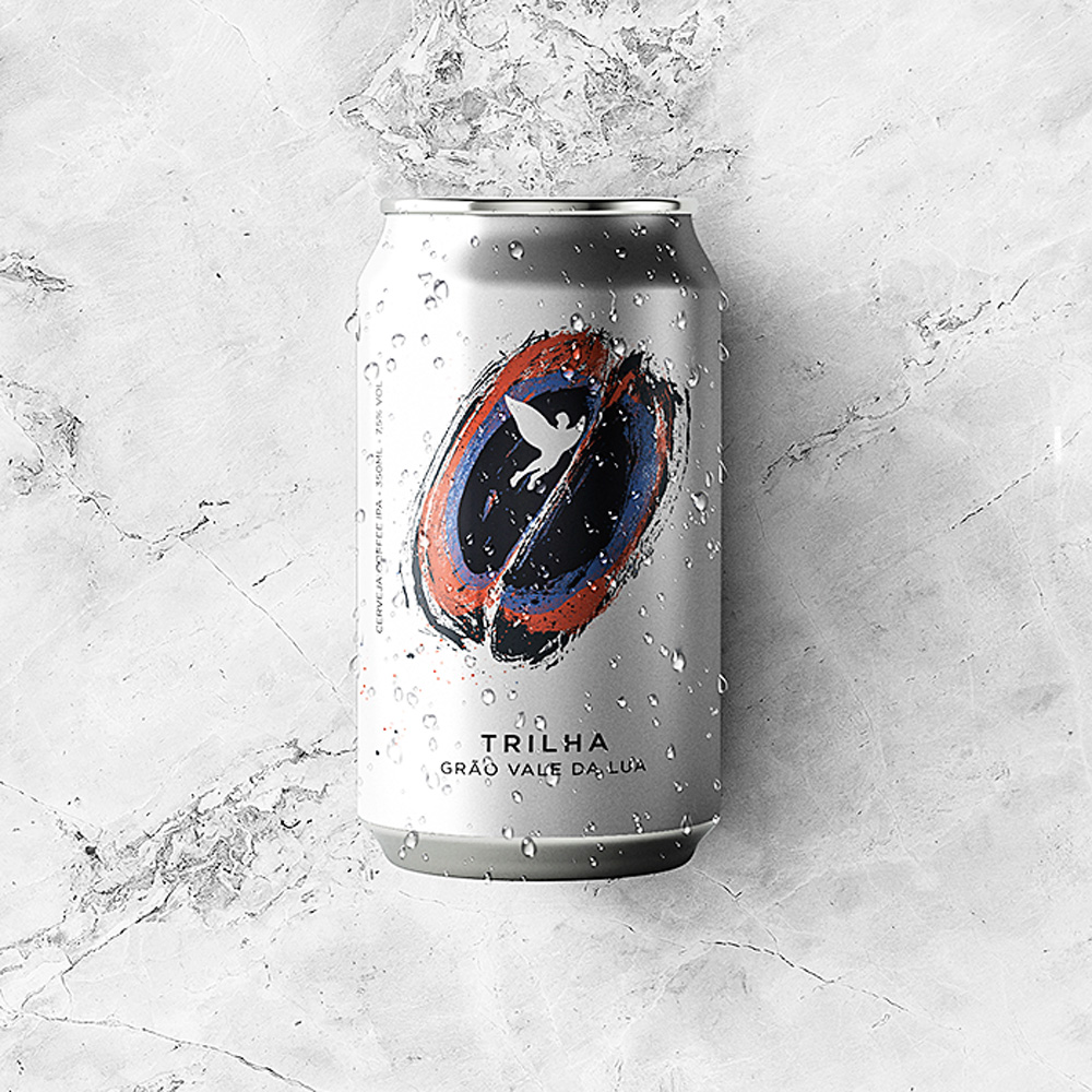Grão – Vale da Lua.jpg Lata de cerveja da cor cinza sobre mármore branco e cinza.