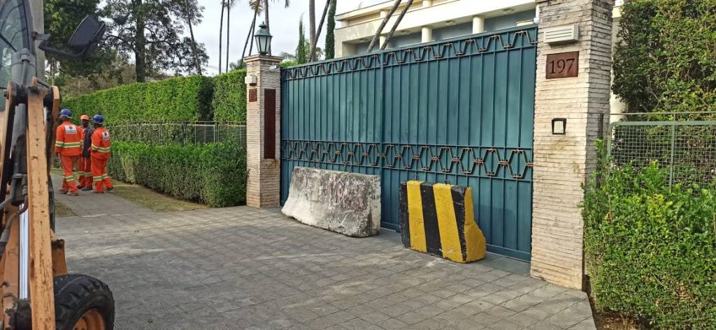 Cassino clandestino Mansão na Vila Leopoldina com blocos de concreto nas entradas
