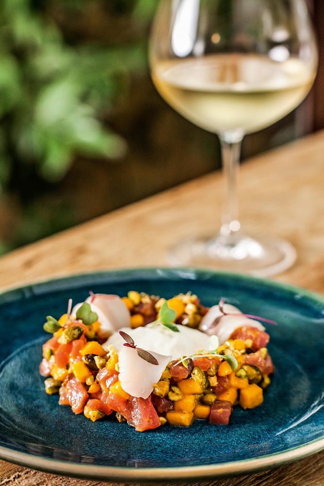 Tartare de atume manga comcreme azedo sobre prato de ceramica da cor azul