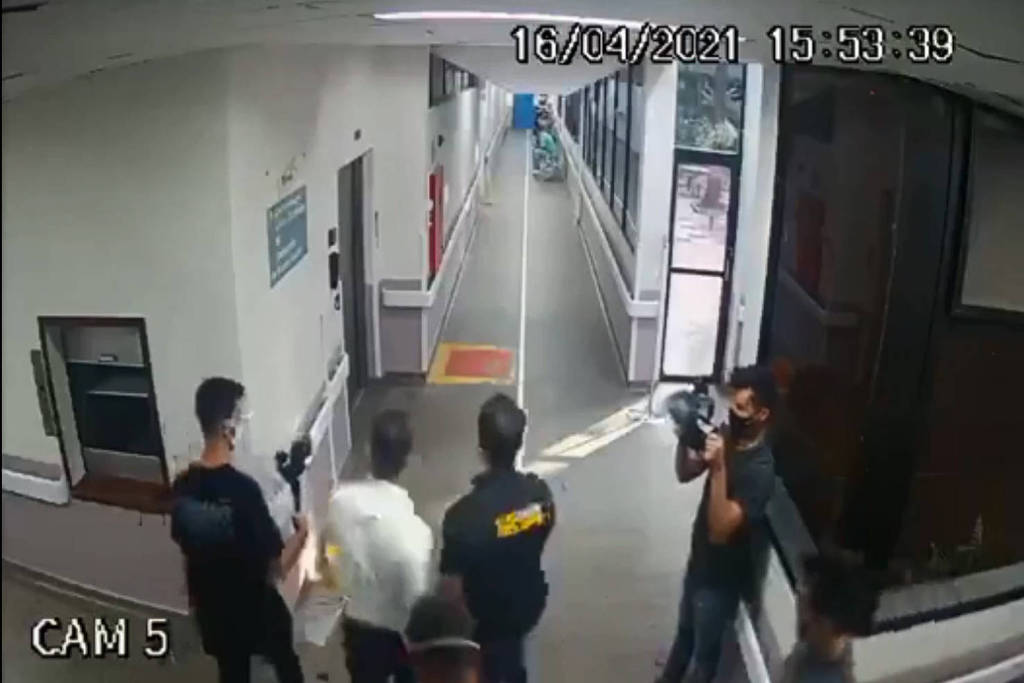 Imagens das câmeras de segurança mostram comitiva de parlamentares no Hospital Geral de Guarulhos – Reprodução Imagem de câmera de segurança mostra quatro pessoas entrando em hospital.
