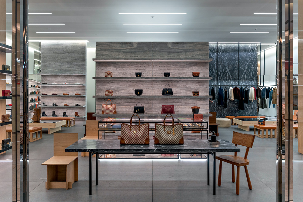 Lojas de grifes internacionais recém-chegadas, como Balenciaga, aguardam o fim das restrições para operar