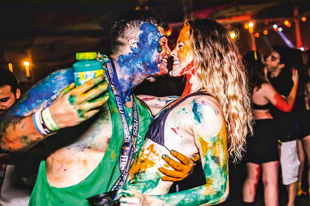 nosso-louco-amor-bianca-pedro-festa.jpg Pedro e Bianca pintados com tinta, abraçados e se beijando.