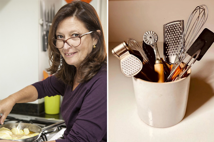 duas fotos unidas por linha branca: à esquerda, mulher de perfil sobre fogão sorrindo para a câmera. à direita: pote de cerâmica com utensílios de cozinha dentro, amassador de alho, pão duro, ralador, cortador de massa e mini fouet.